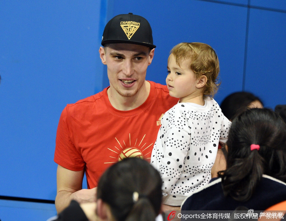 上海男排夺冠 外援的萌娃抢镜