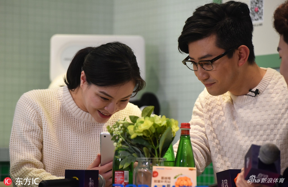 吴敏霞夫妇出席活动孕味十足