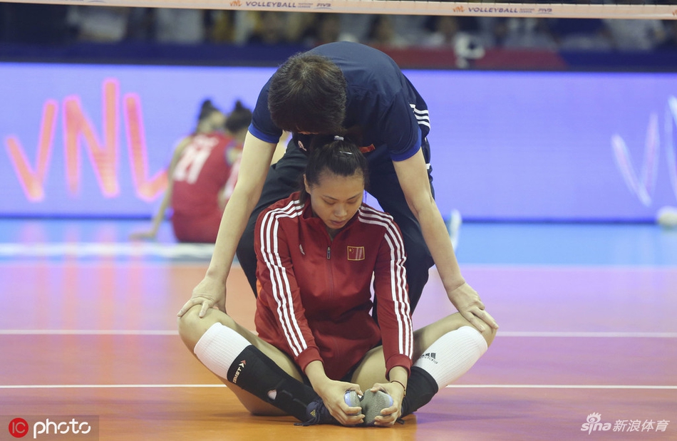 中国女排赛前热身郎平很暖心