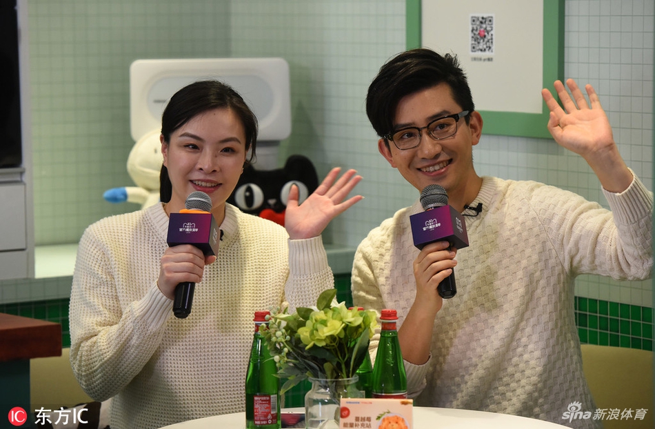 吴敏霞夫妇出席活动孕味十足