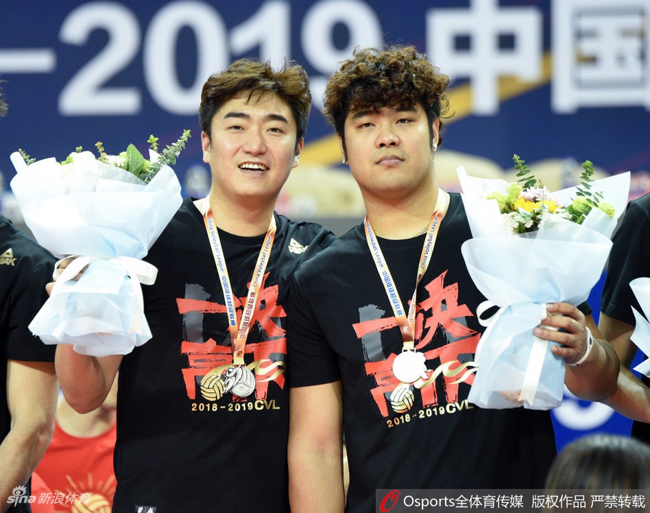 上海男排实现联赛15冠王