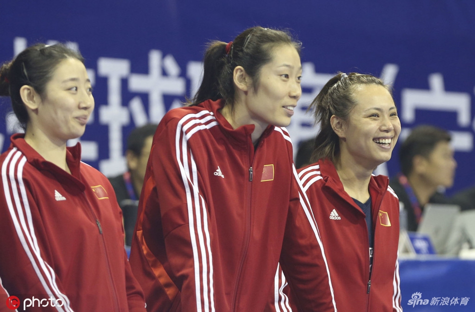 朱婷未出战在场边为队友加油