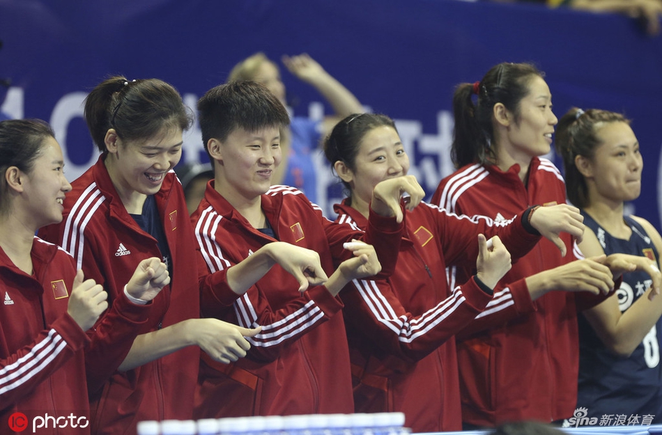 朱婷未出战在场边为队友加油