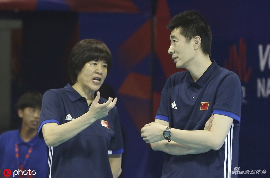 中国女排赛前热身郎平很暖心