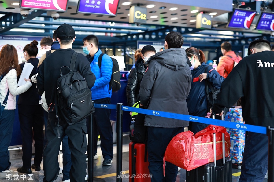 国乒选手现身机场前往澳门 马龙刘诗雯许昕齐现身