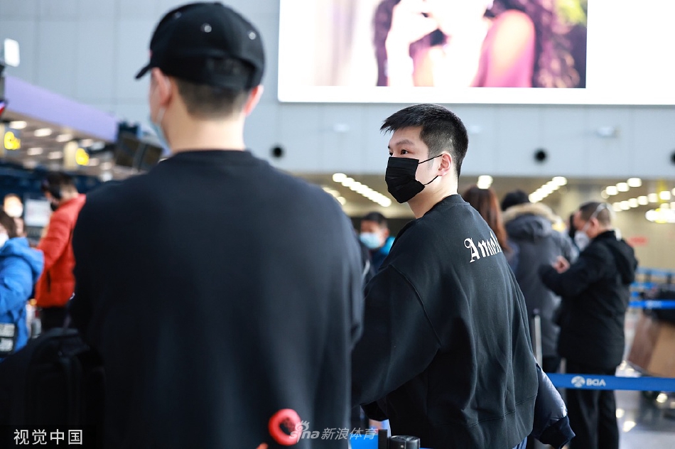 国乒选手现身机场前往澳门 马龙刘诗雯许昕齐现身