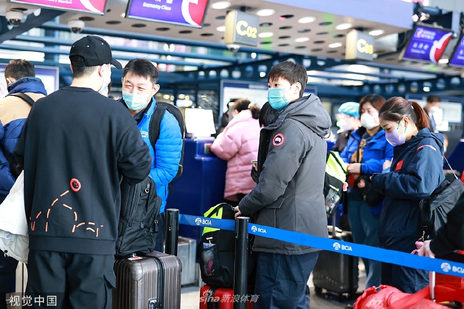 国乒选手现身机场前往澳门 马龙刘诗雯许昕齐现身