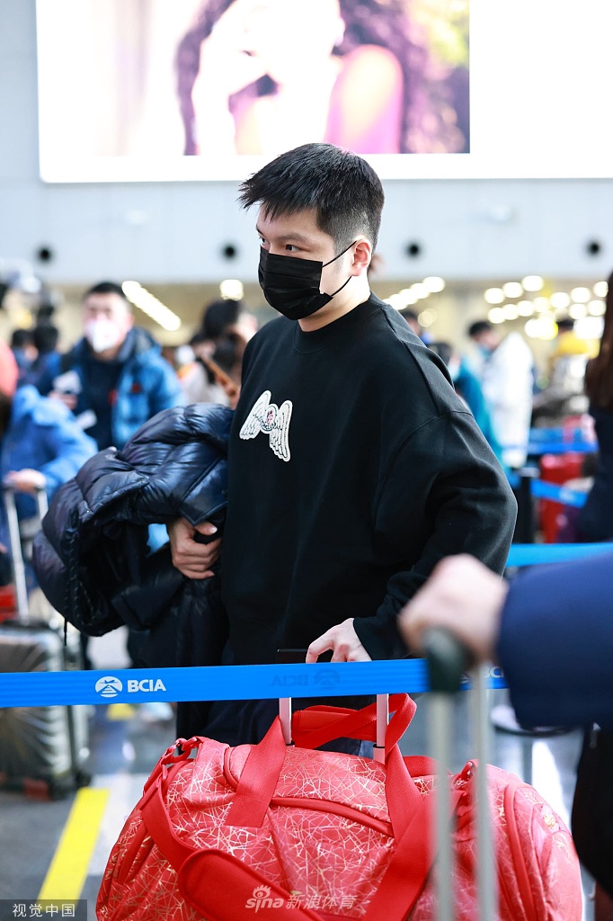 国乒选手现身机场前往澳门 马龙刘诗雯许昕齐现身