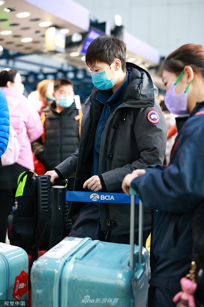 国乒选手现身机场前往澳门 马龙刘诗雯许昕齐现身