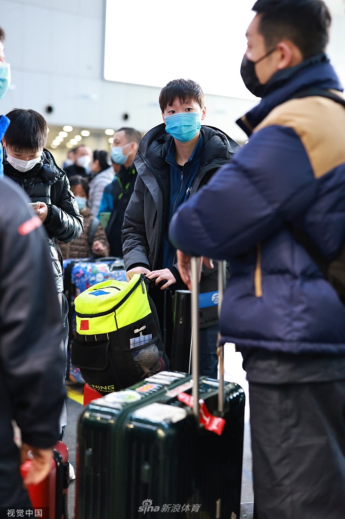 国乒选手现身机场前往澳门 马龙刘诗雯许昕齐现身
