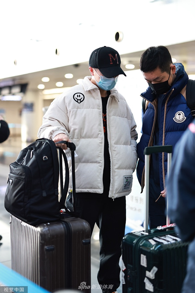 国乒选手现身机场前往澳门 马龙刘诗雯许昕齐现身