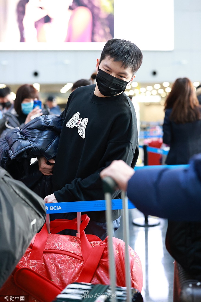 国乒选手现身机场前往澳门 马龙刘诗雯许昕齐现身