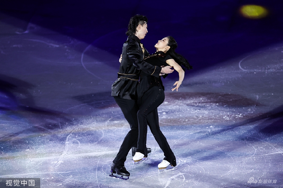 花样滑冰表演赛：王诗h/柳鑫宇出场