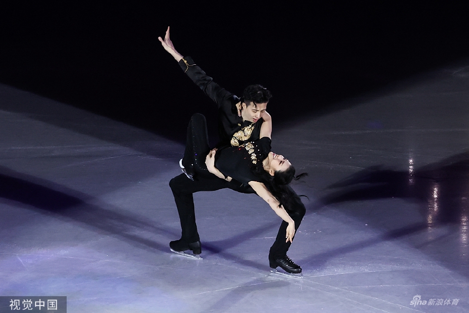 花样滑冰表演赛：王诗h/柳鑫宇出场