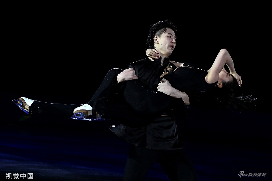 花样滑冰表演赛：王诗h/柳鑫宇出场