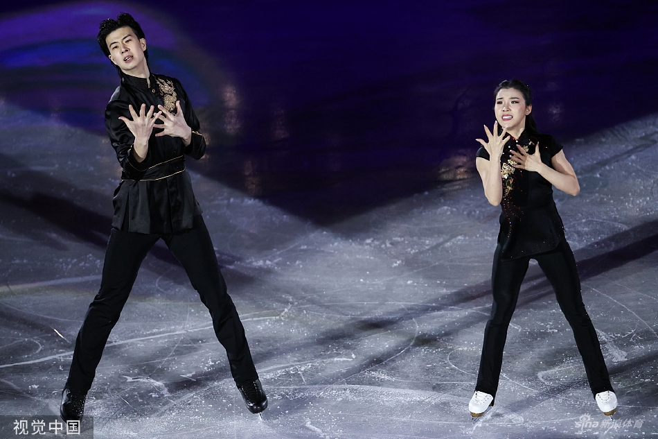 花样滑冰表演赛：王诗h/柳鑫宇出场