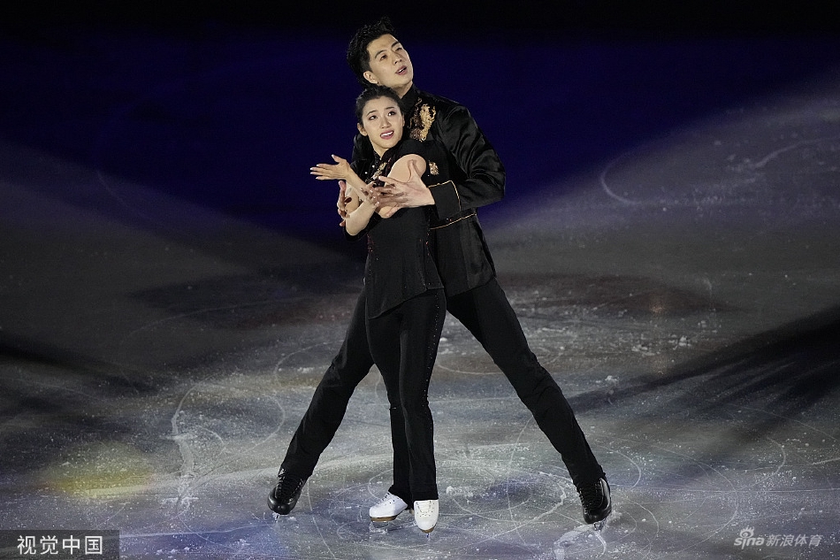 花样滑冰表演赛：王诗h/柳鑫宇出场