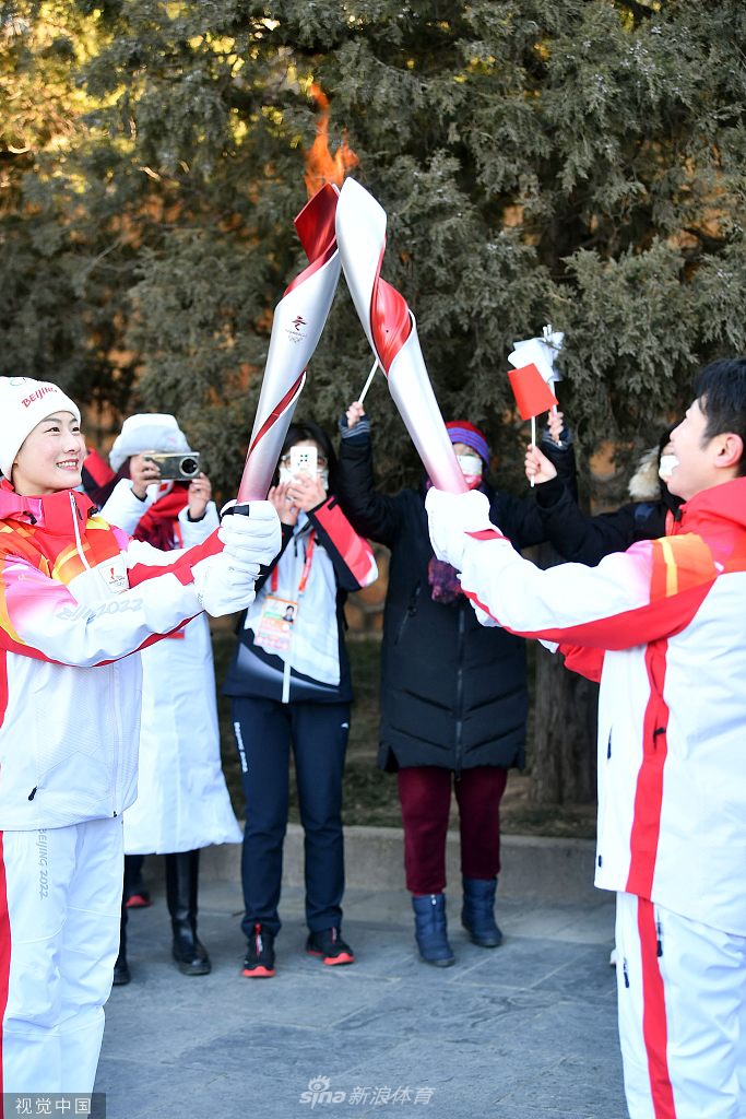 火炬传递继续进行 丁宁亮相