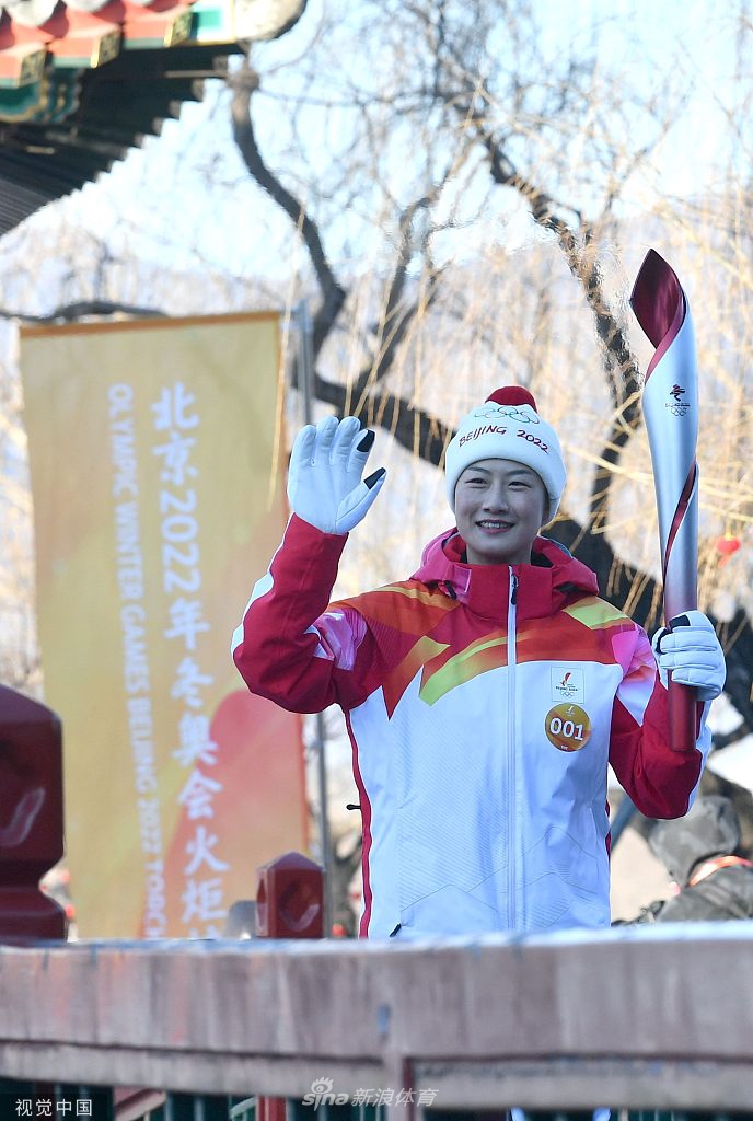 火炬传递继续进行 丁宁亮相