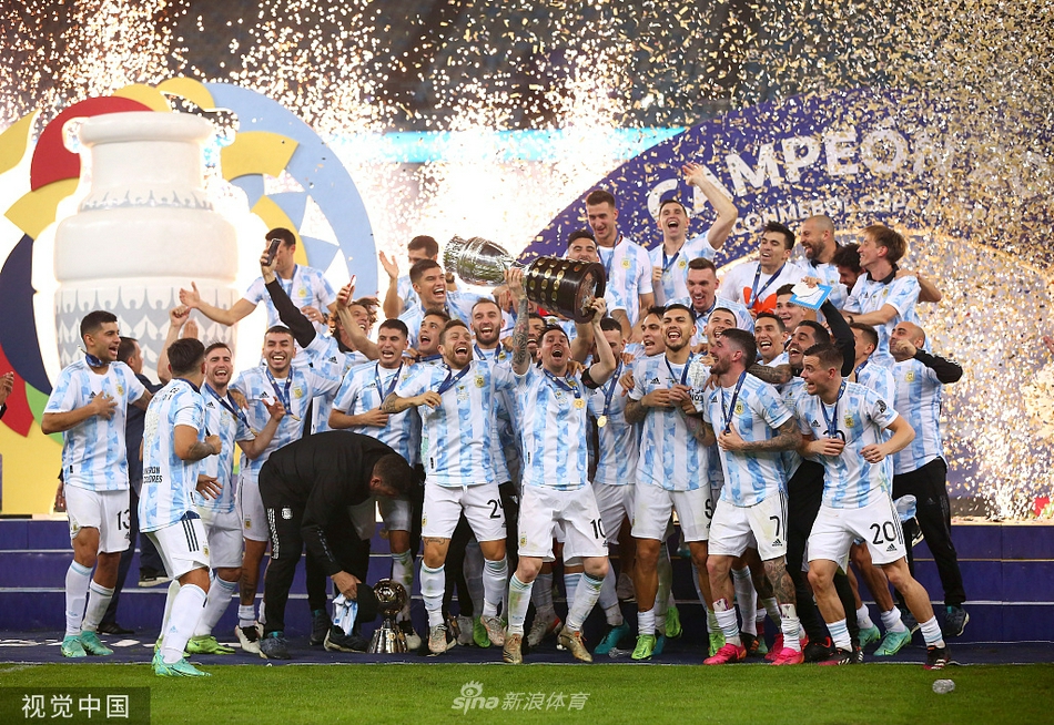 美洲杯阿根廷夺冠梅西捧起冠军奖杯