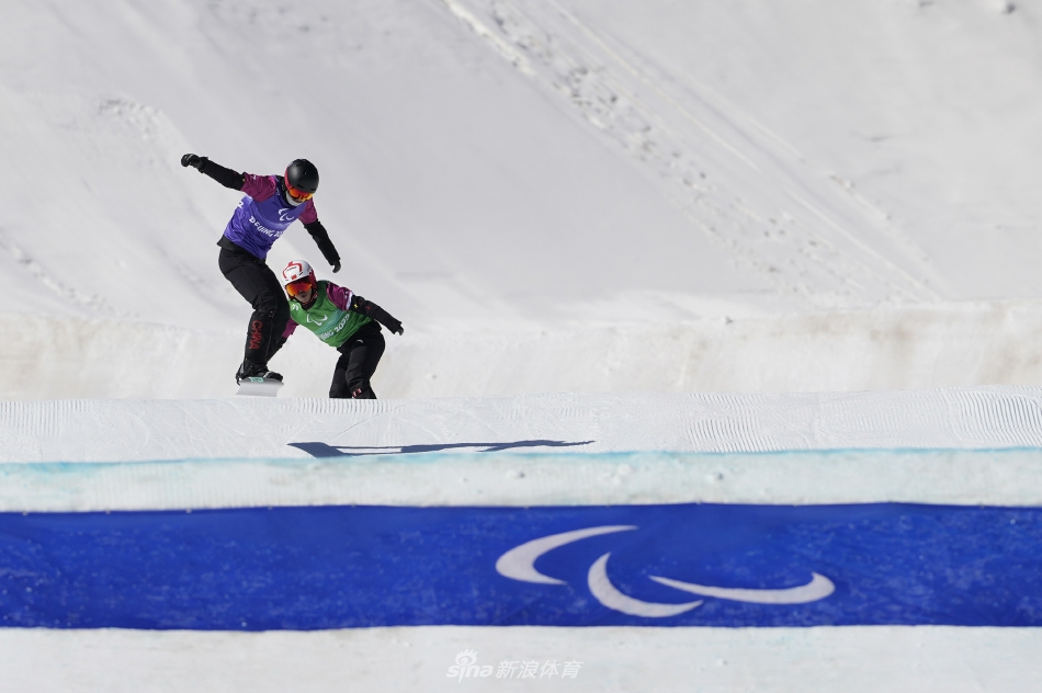 新浪直击残奥单板滑雪男子障碍追逐UL级比赛