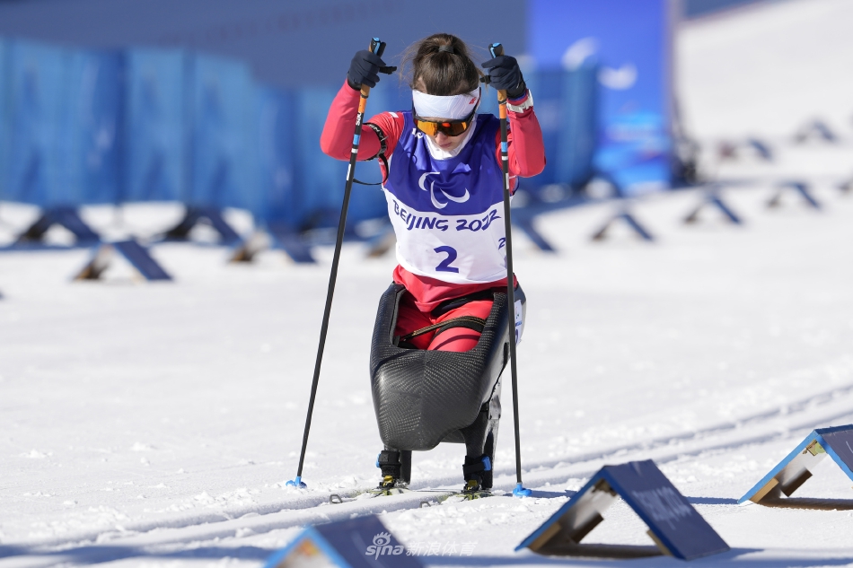 新浪直击冬残奥会冬季两项女子6KM越野滑雪比赛