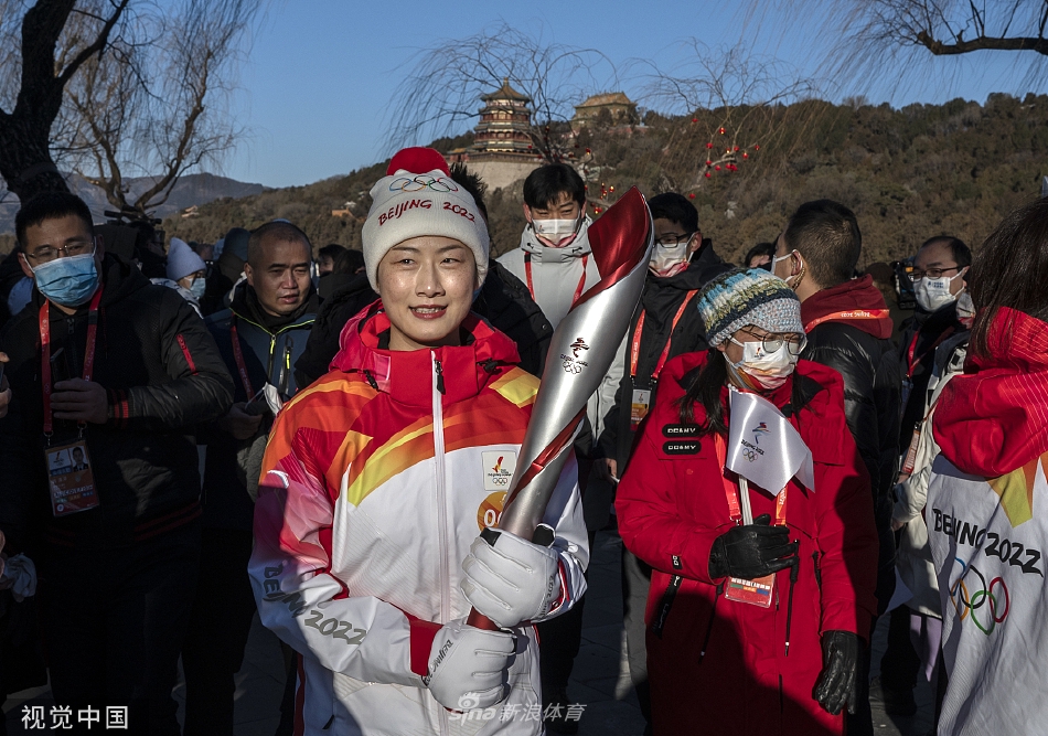 火炬传递继续进行 丁宁亮相