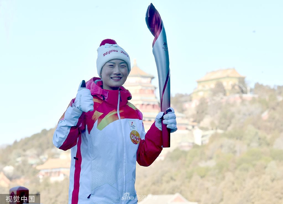 火炬传递继续进行 丁宁亮相