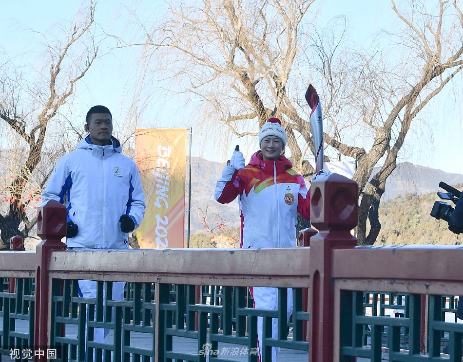 火炬传递继续进行 丁宁亮相