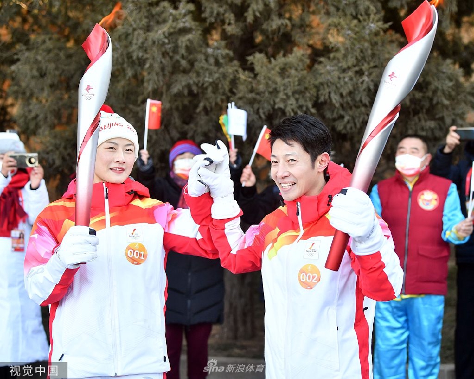 火炬传递继续进行 丁宁亮相