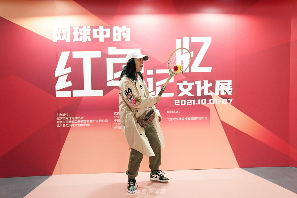 著名歌手黄绮珊参观文化展