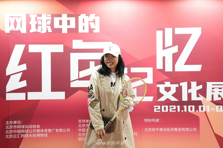 著名歌手黄绮珊参观文化展