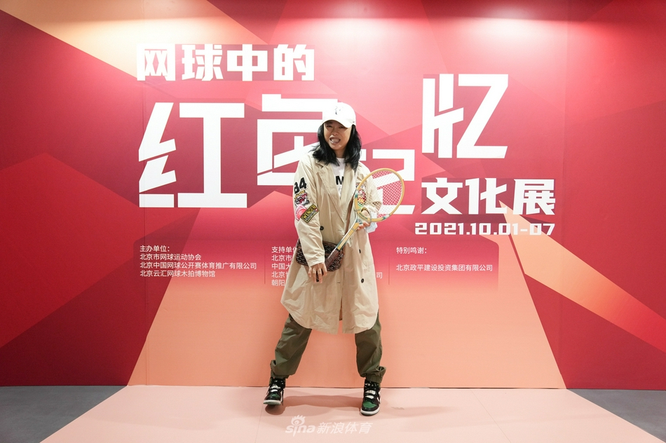 著名歌手黄绮珊参观文化展