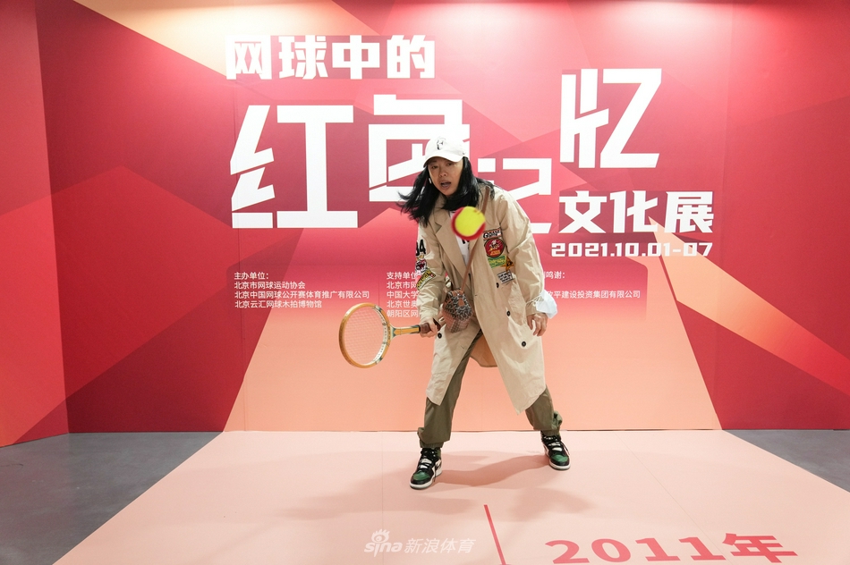 著名歌手黄绮珊参观文化展