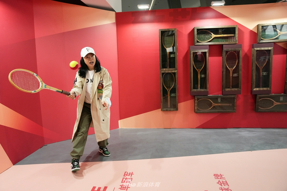 著名歌手黄绮珊参观文化展