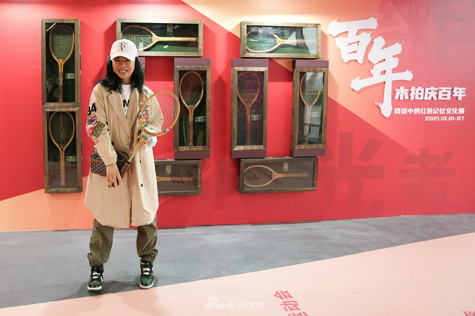 著名歌手黄绮珊参观文化展