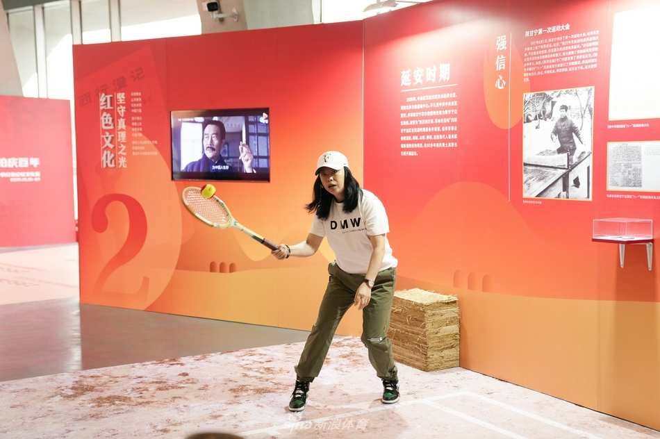 著名歌手黄绮珊参观文化展