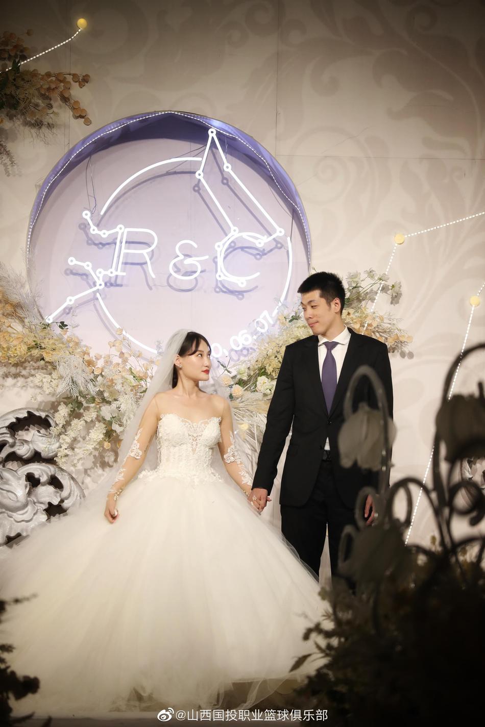 恭喜！山西男篮晒任骏威婚礼照