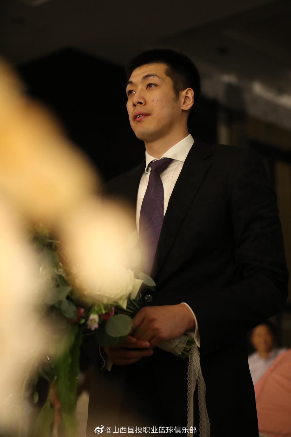 恭喜！山西男篮晒任骏威婚礼照