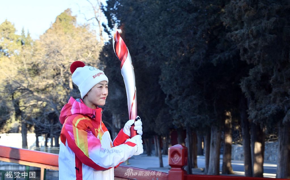 火炬传递继续进行 丁宁亮相