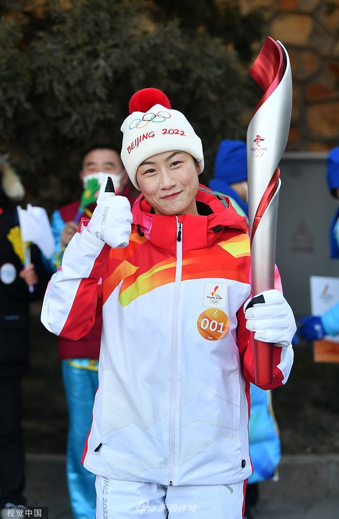 火炬传递继续进行 丁宁亮相