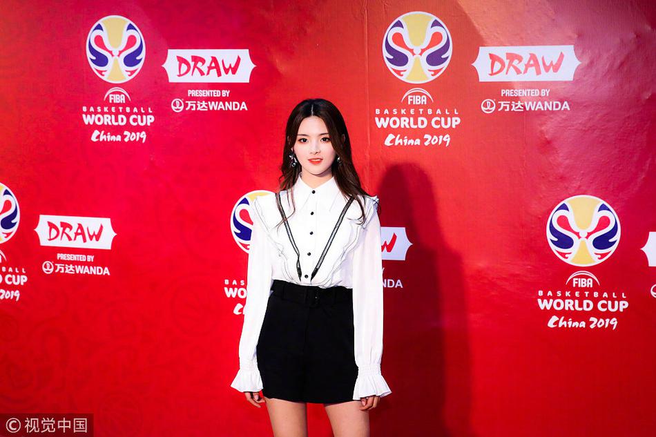 锦鲤来了！杨超越亮相篮球世界杯抽签仪式 与科比同框+获赠新书