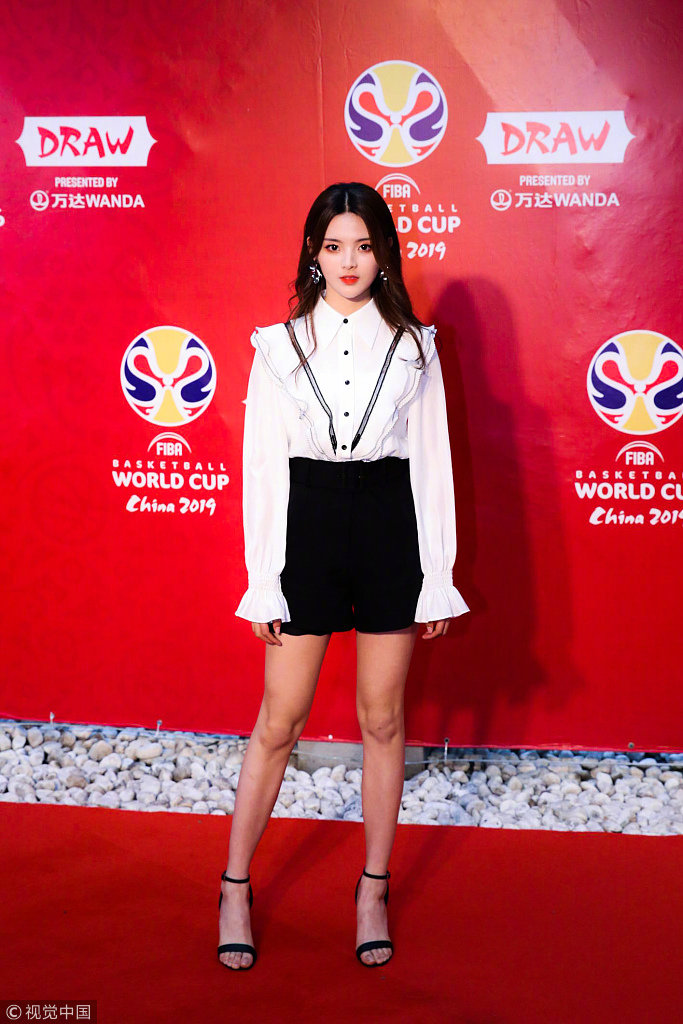 锦鲤来了！杨超越亮相篮球世界杯抽签仪式 与科比同框+获赠新书