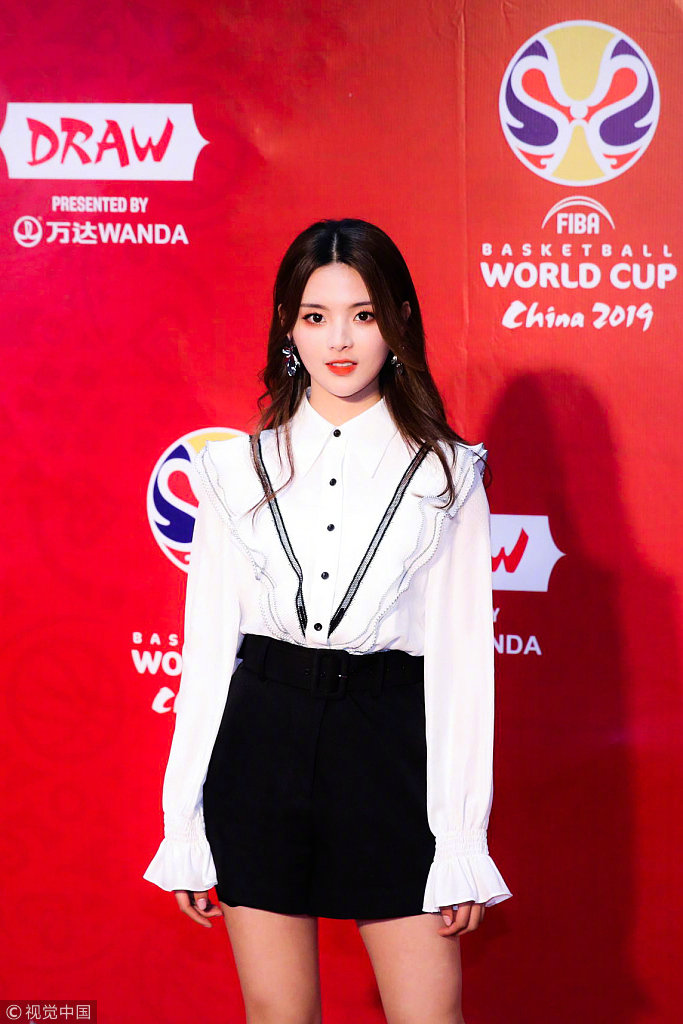 锦鲤来了！杨超越亮相篮球世界杯抽签仪式 与科比同框+获赠新书