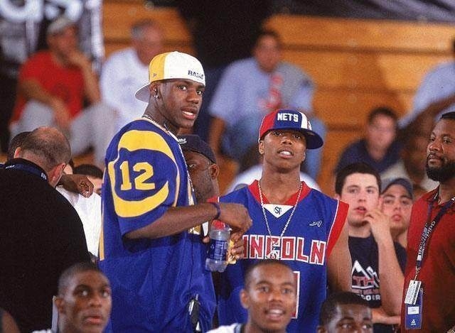 詹姆斯高中少见的照片 1米83的偏瘦小帅哥