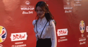 锦鲤来了！杨超越亮相篮球世界杯抽签仪式 与科比同框+获赠新书