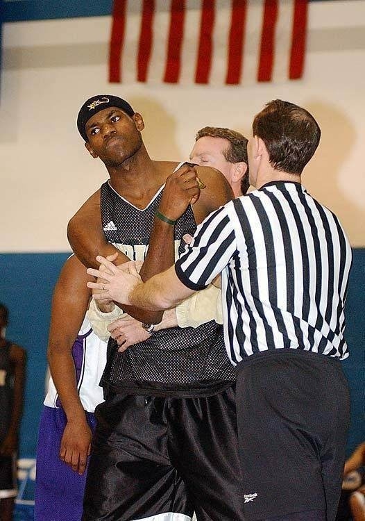 詹姆斯高中少见的照片 1米83的偏瘦小帅哥