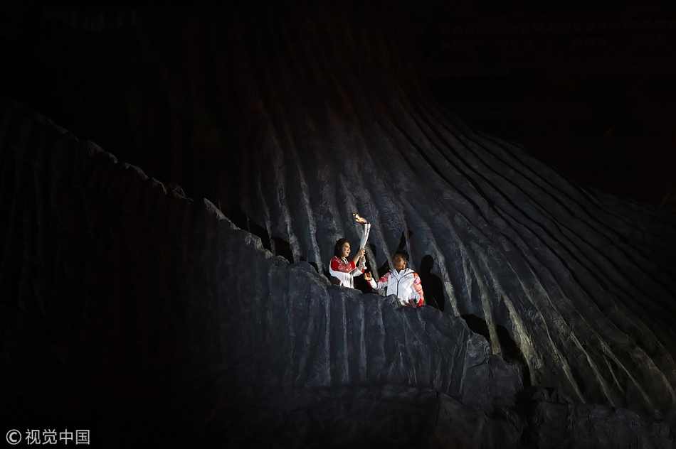 羽球天后点燃亚运主火炬塔