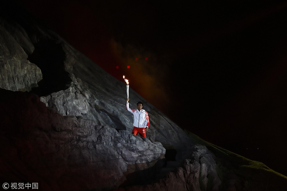 羽球天后点燃亚运主火炬塔