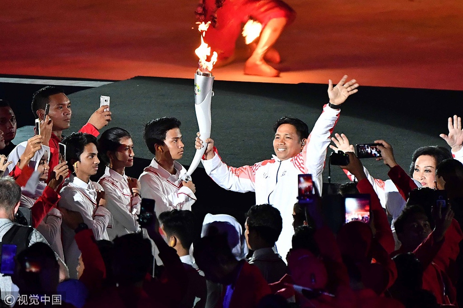 羽球天后点燃亚运主火炬塔
